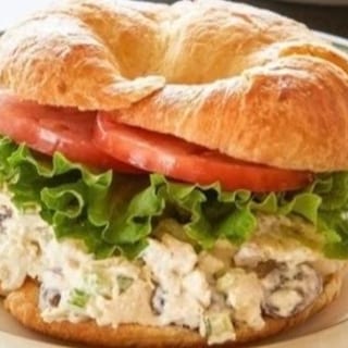 CHICKEN SALAD SAND