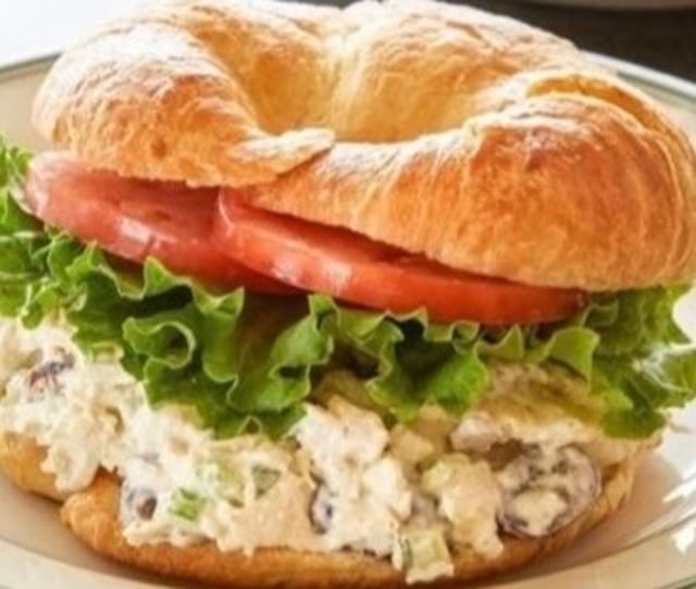 CHICKEN SALAD SAND.
